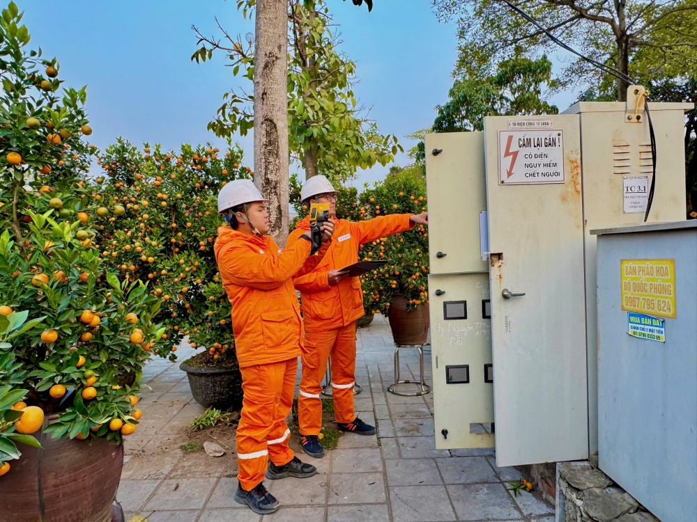 Công nhân điện lực TP. Vĩnh Yên kiểm tra hệ thống điện