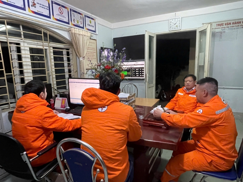 Lãnh đạo và CBCNV Điện lực Tam Đảo trực đêm giao thừa 2025