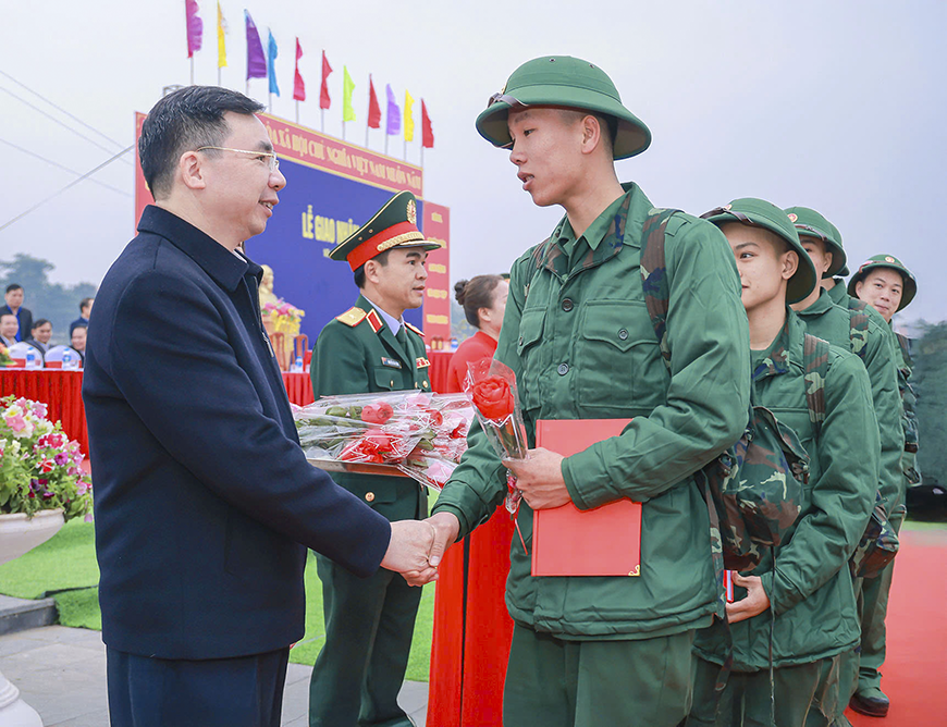 Phó Bí thư Thường trực Tỉnh ủy Bùi Huy Vĩnh tặng hoa, động viên các tân binh lên đường nhập ngũ 