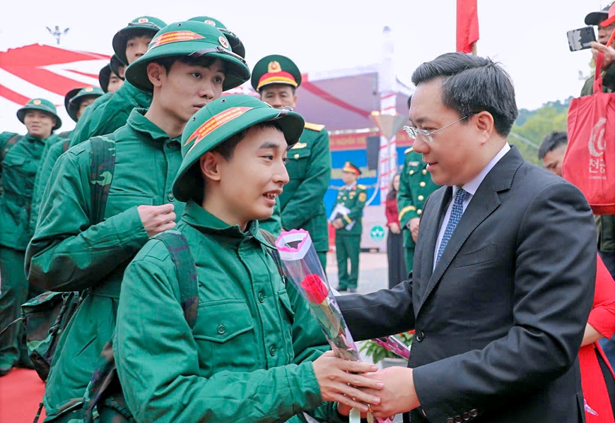 Chủ tịch UBND tỉnh TDuy Đông tặng hoa, động viên tân binh