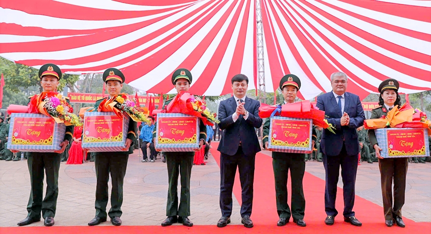 Bí thư Thành ủy Vĩnh Yên Nguyễn Trung Hải và Chủ tịch UBND thành phố Vĩnh Yên Nguyễn Việt Phương  chúc mừng các đơn vị nhận quân