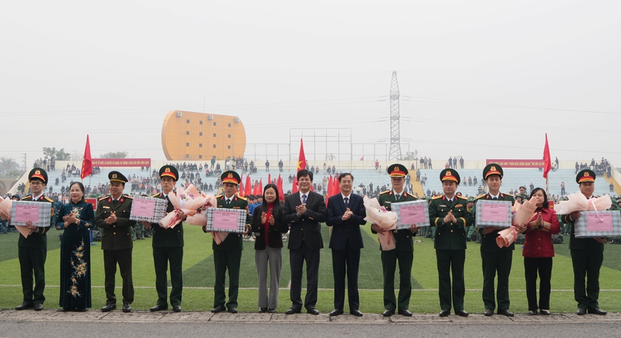 Phó Chủ tịch HĐND tỉnh Hà Quang Tiến và các đại biểu tặng hoa chúc mừng các đơn vị nhận quân