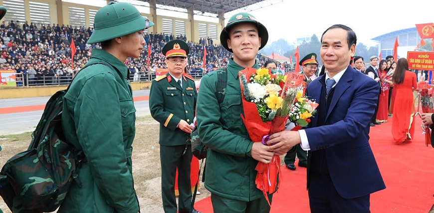 Trưởng Ban Tuyên giáo và Dân vận Tỉnh ủy Trần Thanh Hải tặng hoa, động viên các tân binh lên đường nhập ngũ