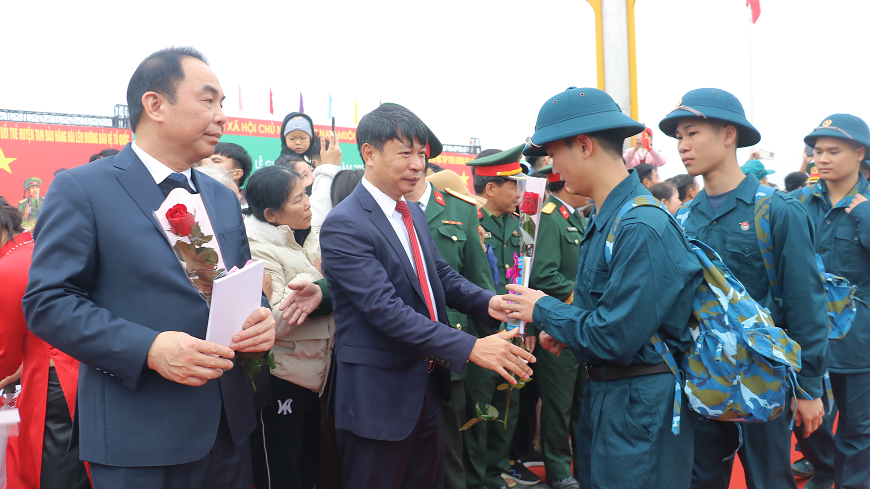 Đồng chí Nguyễn Khắc Hiếu tặng hoa, động viên tân binh lên đường nhập ngũ