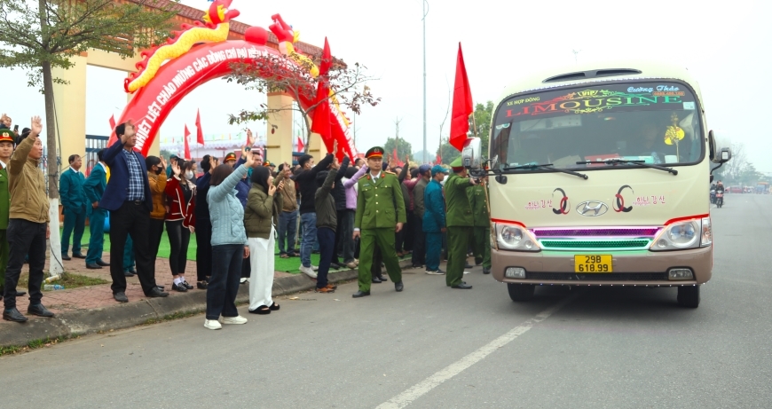 Người thân bịn rịn tiễn tân binh trong sự trật tự