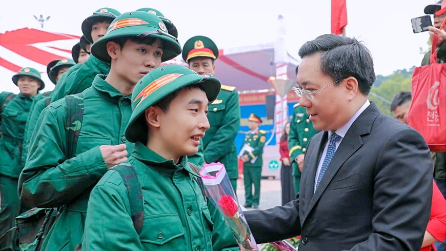 Vĩnh Phúc: Xúc động hàng nghìn tân binh lên đường nhập ngũ