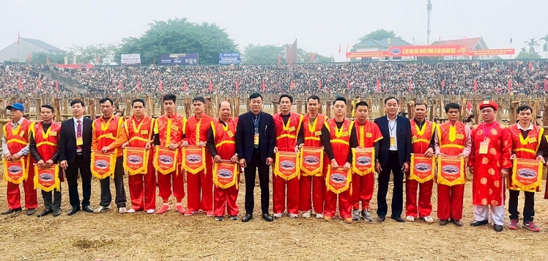 Ban tổ chức tặng cờ cho các chủ trâu tham gia lễ hội. Ban tổ chức tặng cờ cho các chủ trâu tham gia lễ hội.