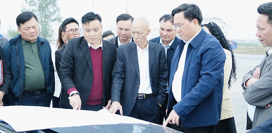 Chủ tịch UBND tỉnh Trần Duy Đông kiểm tra thực địa tại Dự án Khu công nghiệp Sơn Lôi