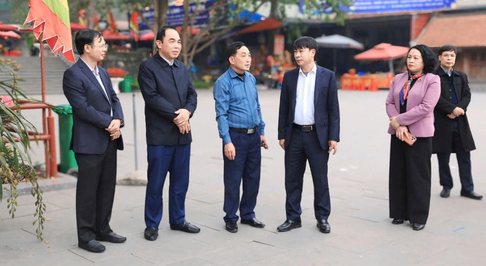 Phó Chủ tịch UBND tỉnh Nguyễn Khắc Hiếu kiểm tra công tác chuẩn bị cơ sở vật chất trước lễ hội tại Khu danh thắng Tây Thiên.