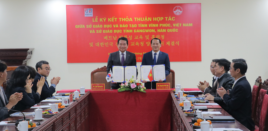 Giám đốc Sở Giáo dục và Đào tạo tỉnh Vĩnh Phúc Nguyễn Phú Sơn và Giám đốc Sở Giáo dục tỉnh Gangwon Shin Kyoung Ho ký kết thỏa thuận hợp tác giữa 2 sở