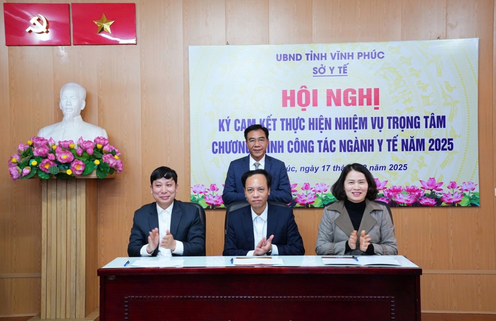 Các thành viên Ban Giám đốc Sở Y tế ký cam kết thực hiện nhiệm vụ trọng tâm năm 2025.