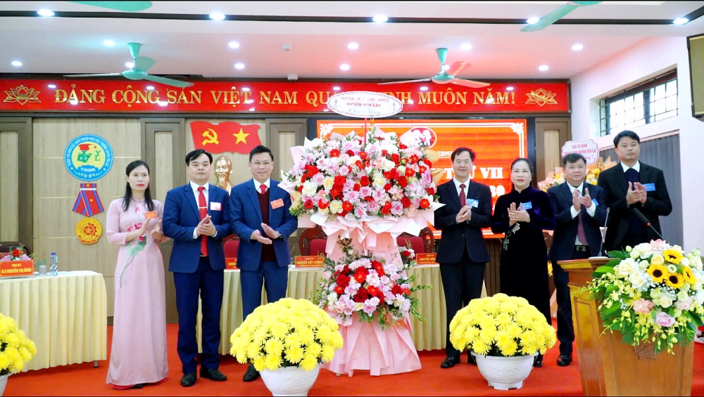 Các đ/c lãnh đạo Huyện uỷ-HĐND-UBND-MTTQ huyện Yên Lạc tặng lẵng hoa chúc mừng Chi bộ Trung tâm GDNN-GDTX huyện