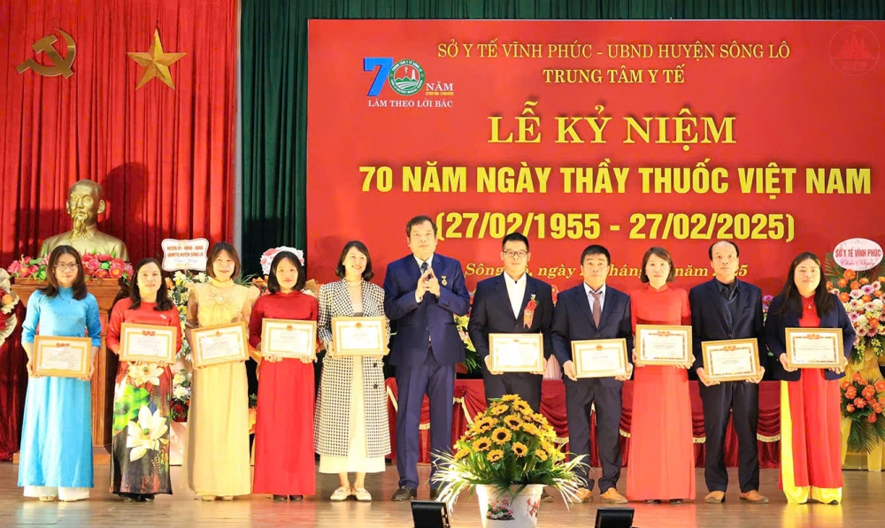 Đại diện lãnh đạo Trung tâm Y tế huyện Sông Lô trao Giấy khen của Sở Y tế tặng các cá nhân hoàn thành tốt nhiệm vụ năm 2024