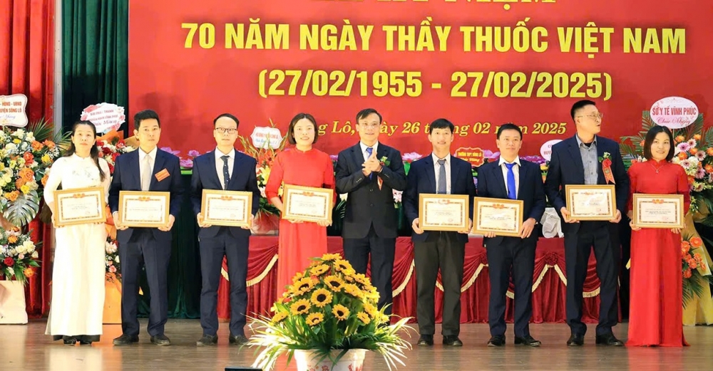   Đại diện lãnh đạo UBND huyện Sông Lô trao Bằng khen của Chủ tịch UBND tỉnh tặng các tập thể của Trung tâm Y tế huyện Sông Lô có thành tích xuất sắc trong công tác năm 2024.