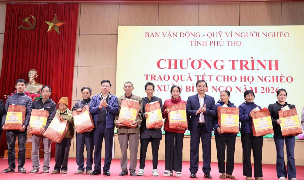 Phó Trưởng Đoàn ĐBQH tỉnh Nguyễn Văn Mạnh và Bí thư Đảng ủy xã Thái Hòa trao quà Tết của tỉnh đến các hộ nghèo