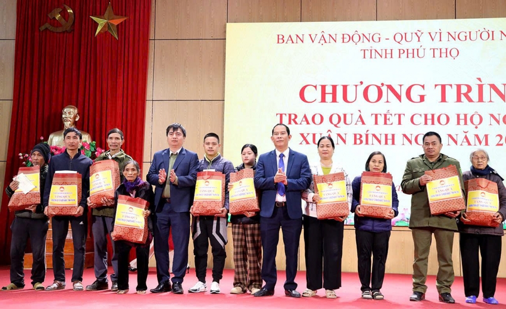 Lãnh đạo xã Thái Hòa trao quà Tết của Tỉnh ủy, HĐND, UBND, Ủy ban MTTQ tỉnh cho các hộ nghèo