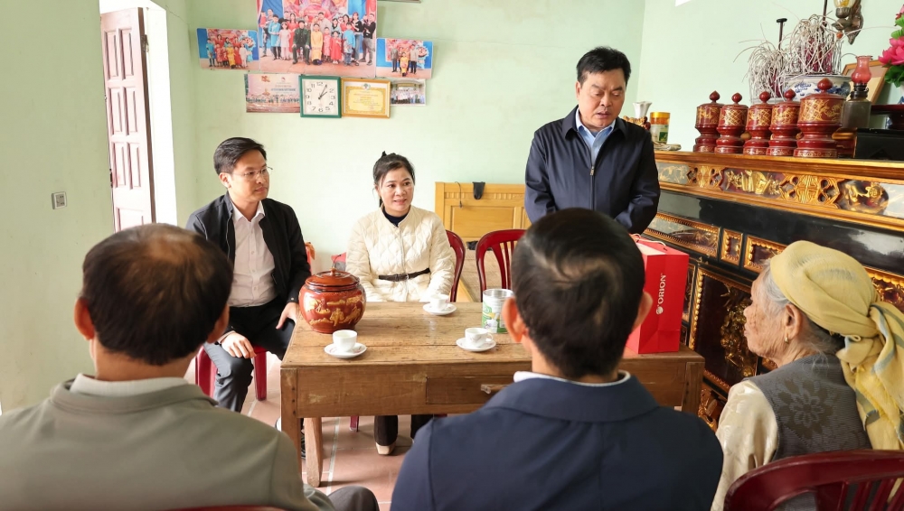 Xã Tam Hồng: Tặng quà một số gia đình chính sách người có công và Tân binh Tết Bính