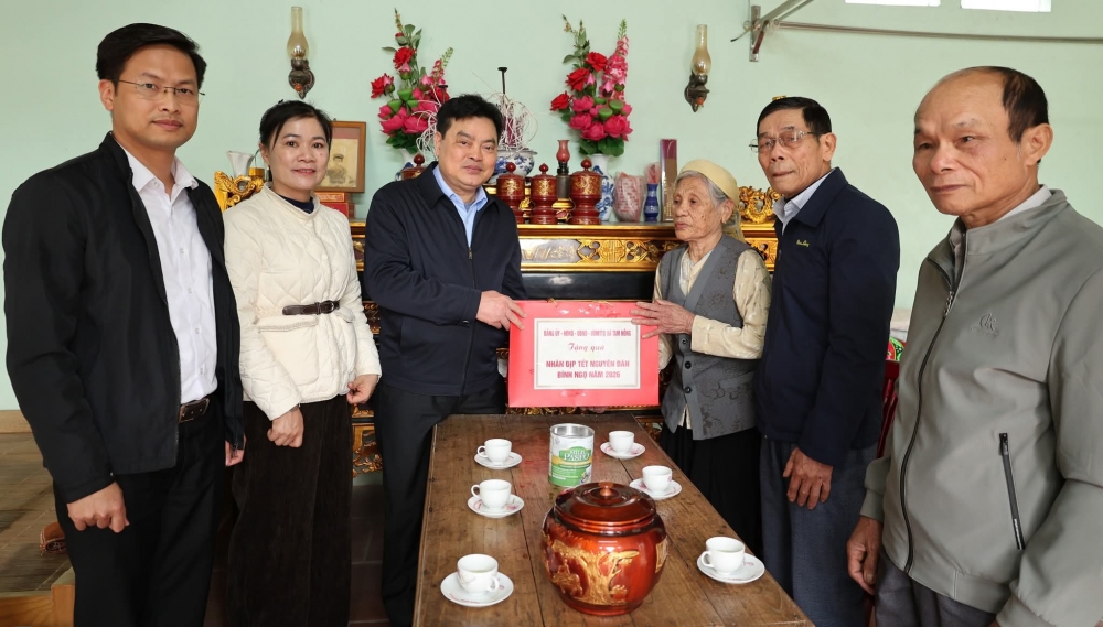 Xã Tam Hồng: Tặng quà một số gia đình chính sách người có công và Tân binh Tết Bính