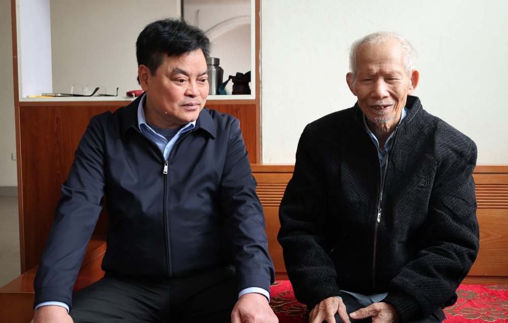 Xã Tam Hồng: Tặng quà một số gia đình chính sách người có công và Tân binh Tết Bính