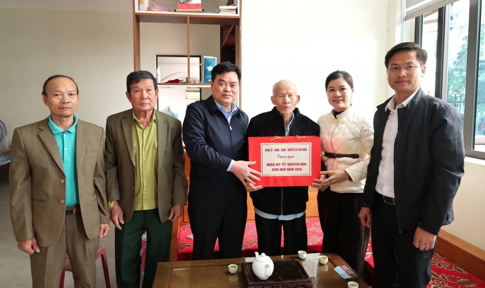 Xã Tam Hồng: Tặng quà một số gia đình chính sách người có công và Tân binh Tết Bính