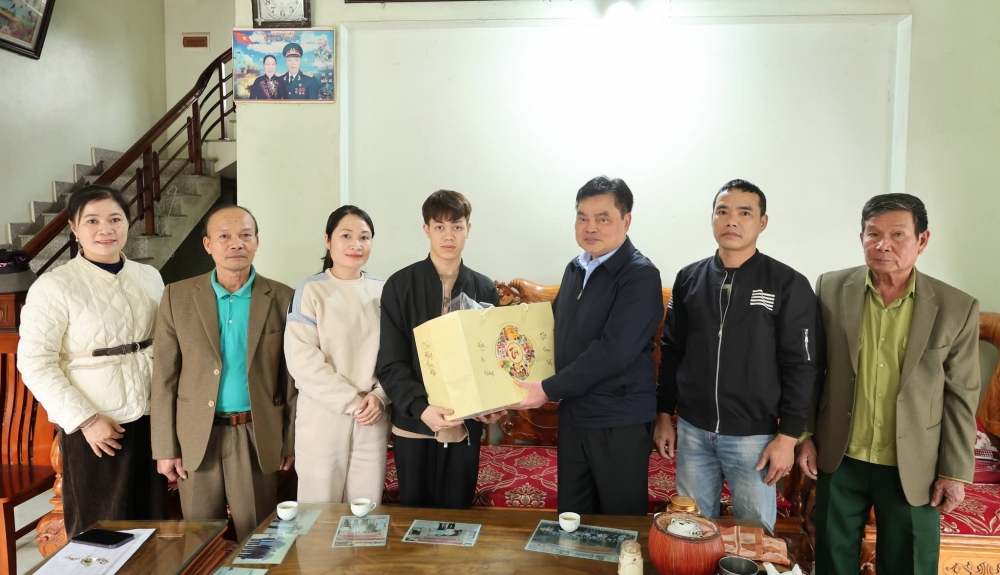 Xã Tam Hồng: Tặng quà một số gia đình chính sách người có công và Tân binh Tết Bính