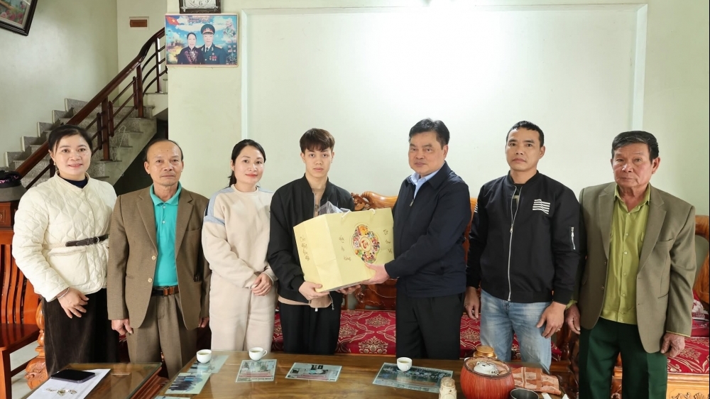 Xã Tam Hồng: Thăm, tặng quà gia đình chính sách nhân dịp Tết Nguyên đán 2026