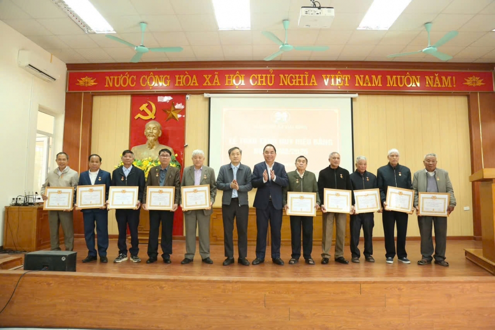 Đồng chí Trần Thái Sơn, Bí thư Đảng ủy, Chủ tịch HĐND xã Đại Đình trao huy hiệu Đảng tặng các đảng viên.