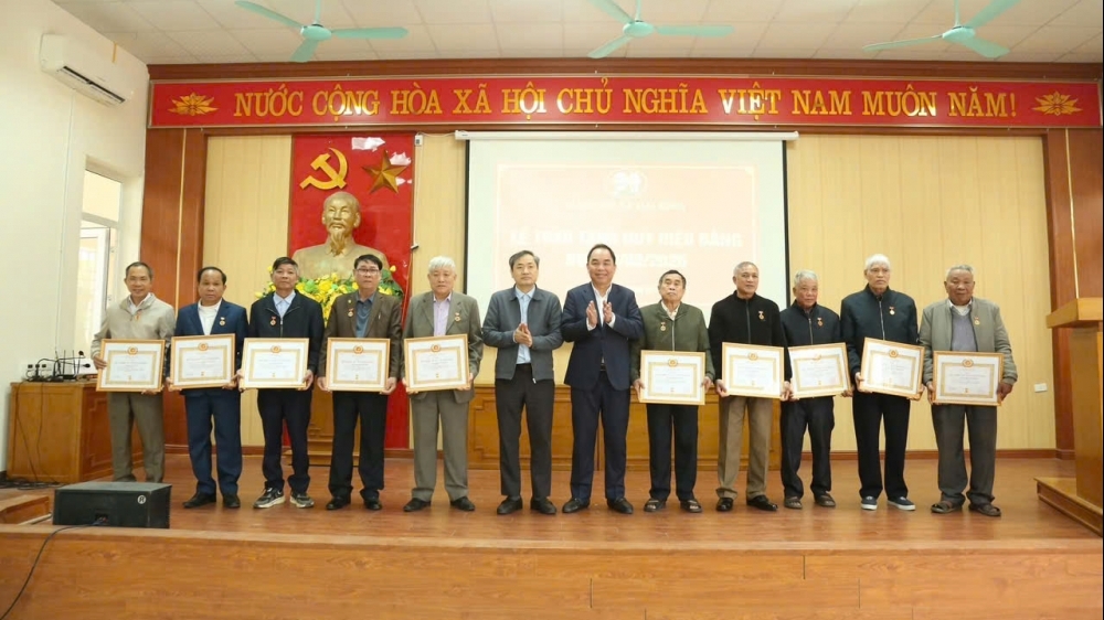 Xã Đại Đình: Trao Huy hiệu Đảng đợt 3/2 năm 2026