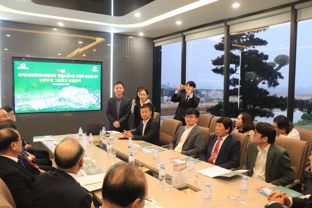 Ông Nguyễn Trung Kiên, Phó Chủ tịch điều hành kiêm Tổng Giám đốc CNCTech Group đã thông tin tới đoàn công tác về tình hình phát triển của tập đoàn