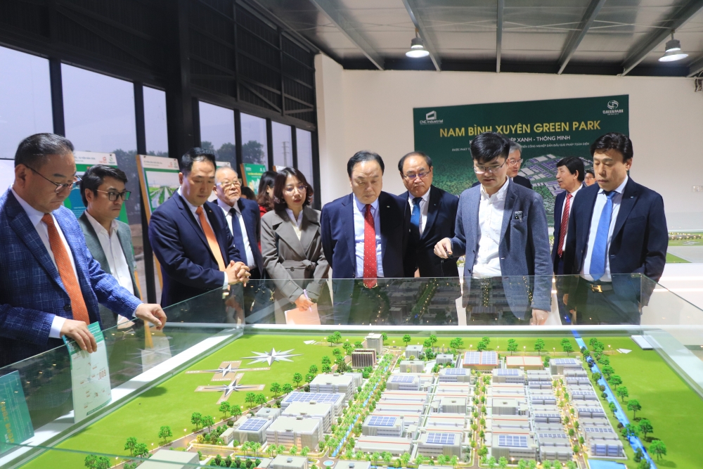 Ông Nguyễn Văn Hùng, Chủ tịch HĐQT Tập đoàn CNCTech giới thiệu tới đoàn công tác về KCN Nam Bình Xuyên