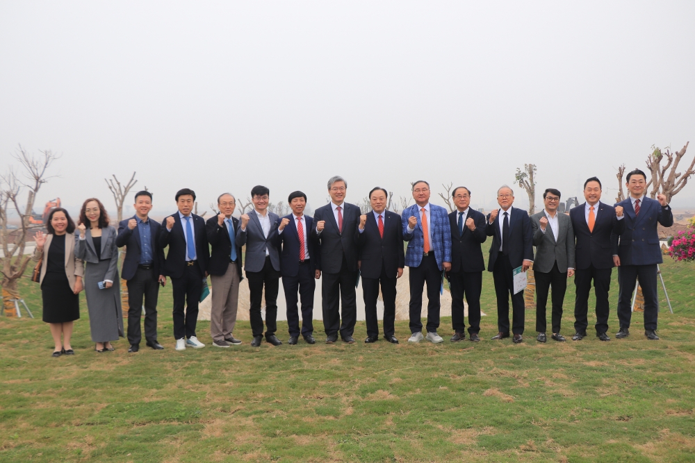 Các đại biểu tham quan thực tế KCN Nam Bình Xuyên.