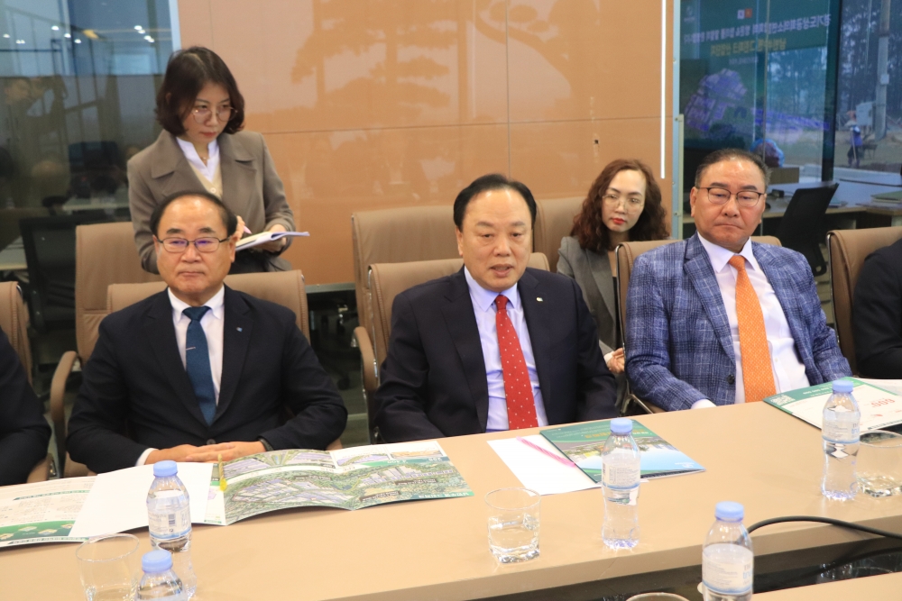 đại diện Đoàn Liên đoàn Phòng Thương mại và Công nghiệp tỉnh Gyeonggi đã thông tin một số nét khái quát về tỉnh Gyeonggi và tình hình hoạt động của các doanh nghiệp trên địa bàn.