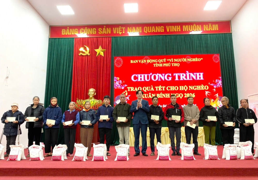 ĐĐồng chí Nguyễn Hoàng Long - Bí thư Đảng ủy, Chủ tịch HĐND xã trao quà cho các hộ gia đình