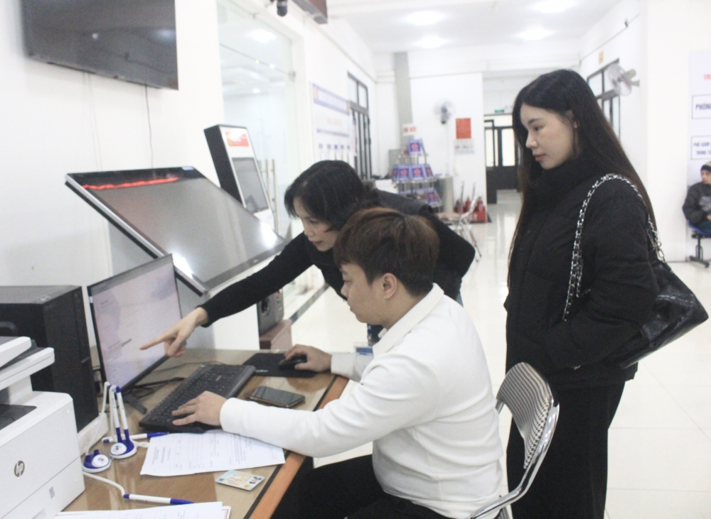 Cán bộ Trung tâm Phục vụ hành chính công phường Phúc Yên hướng dẫn người dân thực hiện dịch vụ công trực tuyến