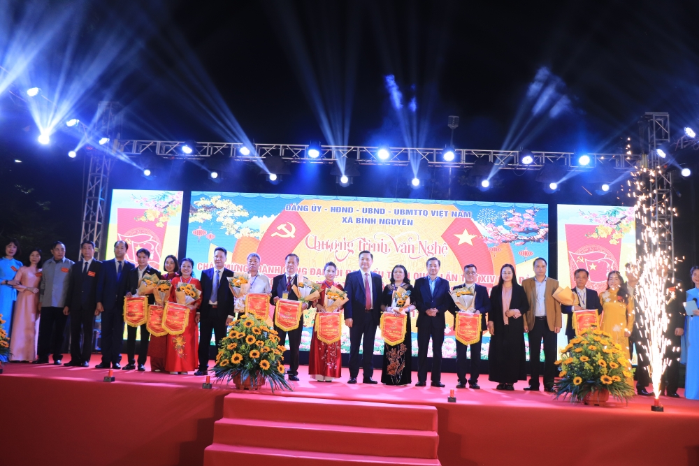 Lãnh đạo xã Bình Nguyên trao cờ cho các đội tham gia Lãnh đạo xã Bình Nguyên trao cờ cho các đội tham gia