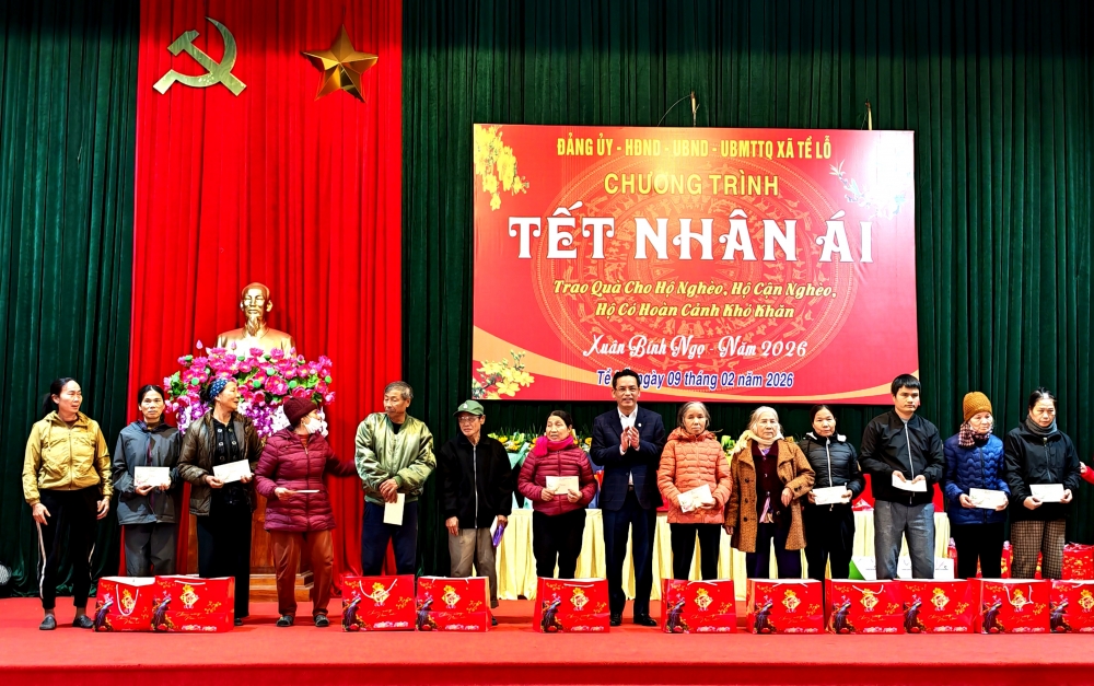 Phó Giám đốc Sở Tài Chính trao quà cho các hộ nghèo