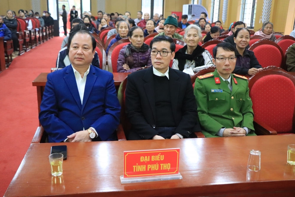 Phú Thọ: Trao tặng quà Tết cho hộ nghèo và trẻ em có hoàn cảnh khó khăn