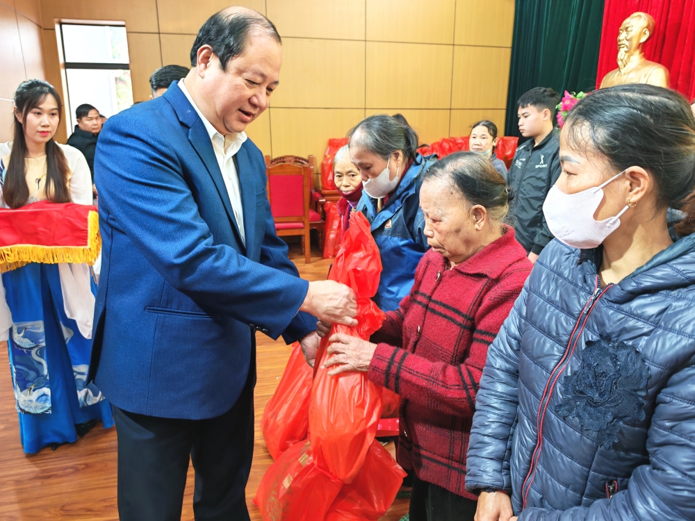 Phú Thọ: Mang Tết nhân ái đến người nghèo tại xã Tam Dương Bắc