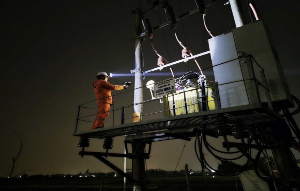 Công nhân Đội Quản lý điện khu vực Lập Thạch kiểm tra thiết bị tại trạm biến áp.