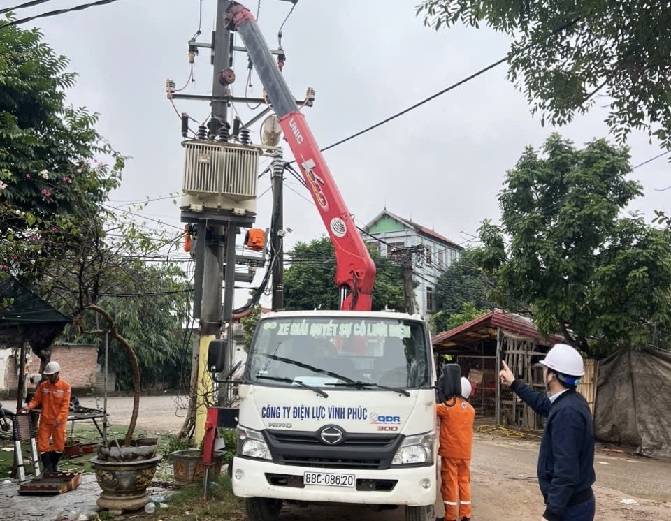 Ông Lê Hải Hưng Đội trưởng Đội Quản lý điện khu vực Lập Thạch kiểm kra hiện trường