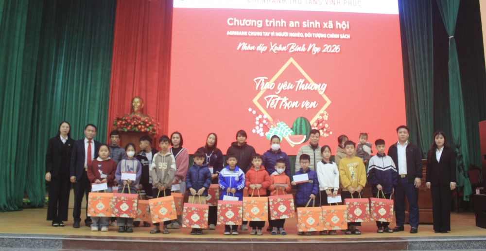 Trao quà cho trẻ em có hoàn cảnh khó khăn trên địa bàn xã Thổ Tang.