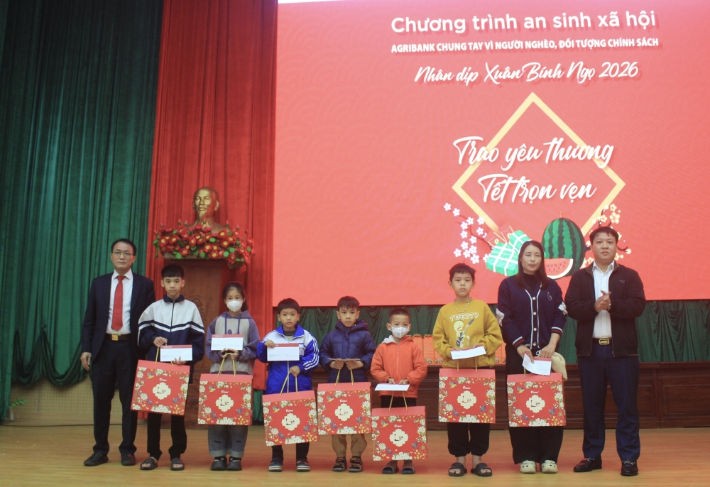 Xã Thổ Tang: Mang Tết ấm đến trẻ em có hoàn cảnh khó khăn