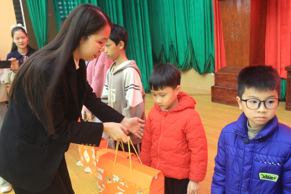 Xã Thổ Tang: Mang Tết ấm đến trẻ em có hoàn cảnh khó khăn