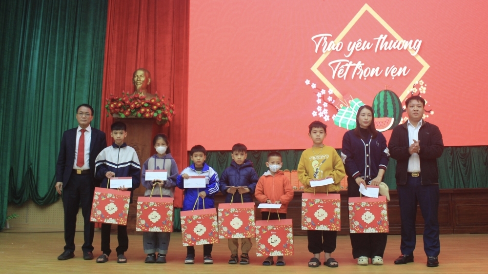 Xã Thổ Tang: Mang Tết ấm đến trẻ em có hoàn cảnh khó khăn