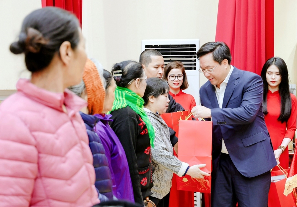 Phú Thọ: Trao 100 suất quà Tết tới gia đình chính sách, hộ có hoàn cảnh khó khăn