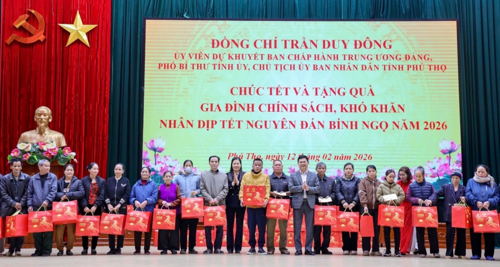 Phú Thọ: Trao 100 suất quà Tết tới gia đình chính sách, hộ có hoàn cảnh khó khăn