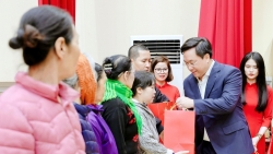 phu tho trao 100 suat qua tet toi gia dinh chinh sach ho co hoan canh kho khan