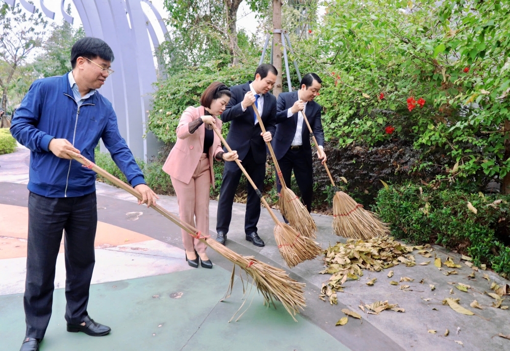 Chung tay giữ gìn môi trường đô thị sáng - xanh - sạch - đẹp