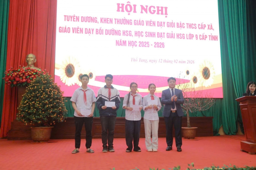 Khen thưởng cho học sinh có thành tích cao tham dự kỳ thi chọn học sinh giỏi lớp 9 cấp tỉnh năm học 2025-2026