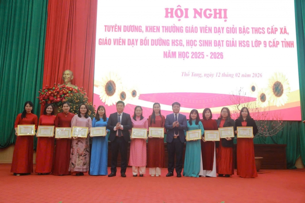 Lãnh đạo xã Thổ Tang khen thưởng cho giáo viên dạy giỏi